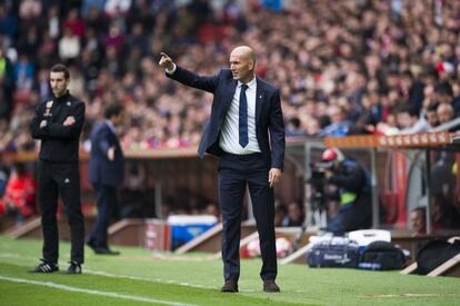 El entrenador del Real Madrid, Zinedine Zidane, da instrucciones a los jugadores.
