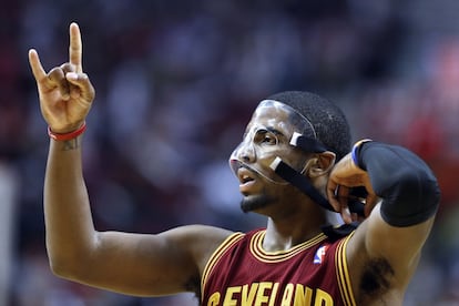 Kyrie Irving, de los Cavaliers, ajusta su máscara.