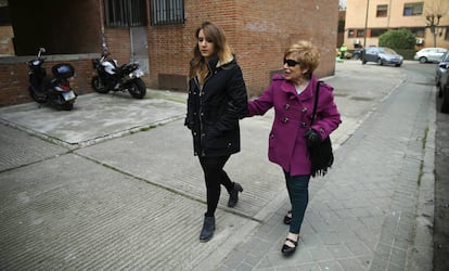 Modes y su nieta, Natalia, paseando por Valdezarza, el madrileño barrio de Modes.