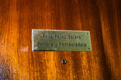 La placa en la entrada de la vivienda de Rosa Pérez Valero.