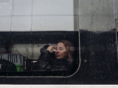 Una mujer llora en un tren en Kiev, Ucrania, el pasado 1 de marzo.