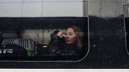 Una mujer llora en un tren en Kiev, Ucrania, el pasado 1 de marzo.