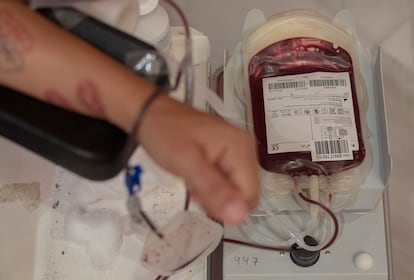 Una persona dona sangre en un centro médico de Sevilla.