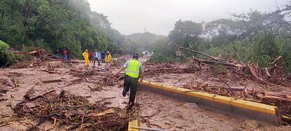 amlo viaja a guerrero por el huracan otis