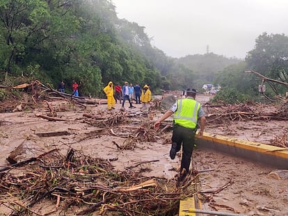 La carretera que conecta Acapulco y Chilpancingo, dañada por el huracán Otis, este 25 de octubre.