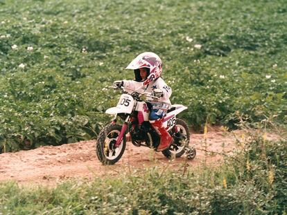 Marc Márquez, en una imagen del archivo familiar, durante su primera carrera en 1997 con cuatro años.
