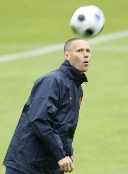 El seleccionador holandés, Marco Van Basten, durante un entrenamiento.
