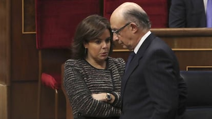 El ministro de Hacienda, Crist&oacute;bal Montoro, conversa con la vicepresidenta del Gobierno, Soraya S&aacute;enz de Santamar&iacute;a.