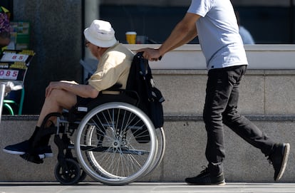 Una persona en silla de ruedas, este miércoles en Madrid.
