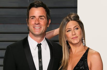 Jennifer Aniston y Justin Therouxen la fiesta de los Oscar de Vanity Fair en 2017.