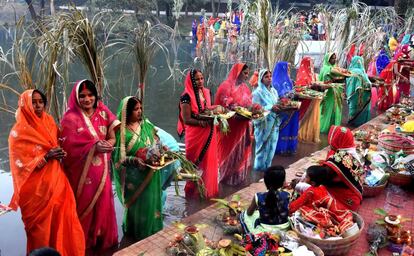 Devotas indianas veneram o pôr do sol durante as celebrações do festival 'Chhath Puja', em Bhopal (Índia).