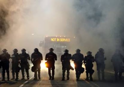 Policías antidisturbios bloquean el paso en Charlotte.