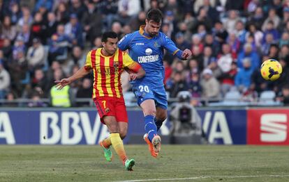 Pedro marca su primer tanto superando a Varela.