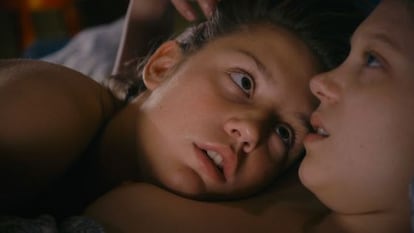 Adèle Exarchopoulos (izquierda) y Léa Seydoux, en un fotograma de 'La vida de Adèle'.