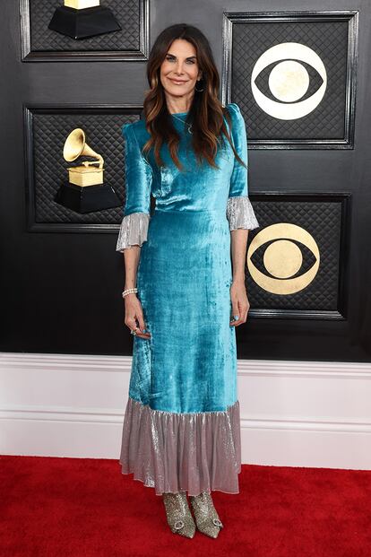 La actriz y cantante?Hilary Shepard escogi un vestido de terciopelo azul turquesa de Vampire's Wife, una firma con conexin musical (pertenece a?Susie Cave, la esposa de Nick Cave).