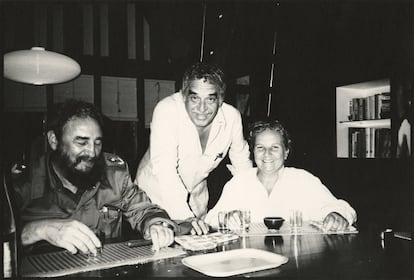 El presidente cubano Fidel Castro, Gabriel García Márquez y su agente literaria Carmen Balcells en La Habana.