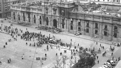 El momento del bombardeo al palacio presidencial La Moneda, tras el golpe de Estado liderado por el Comandante del Ejército General Augusto Pinochet.