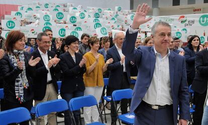 El lehendakari Íñigo Urkullu, aplaudido en el Palacio Europa de Vitoria tras ser aclamado candidato a lehendakari