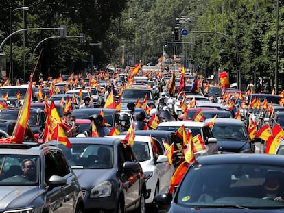 Decenas de vehículos, en la manifestación convocada por Vox, este sábado en la plaza de Cibeles en Madrid.