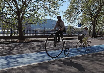 Un ciclista monta una bici tipo 'penny-farthing' en la zona de Battersea (Londres), en 2020.