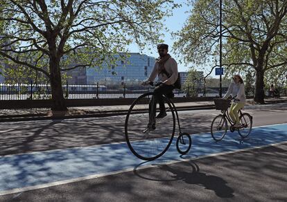 Un ciclista monta una bici tipo 'penny-farthing' en la zona de Battersea (Londres), en 2020.  