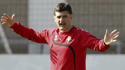 Mendilibar, durante el entrenamiento del sábado de Osasuna. 