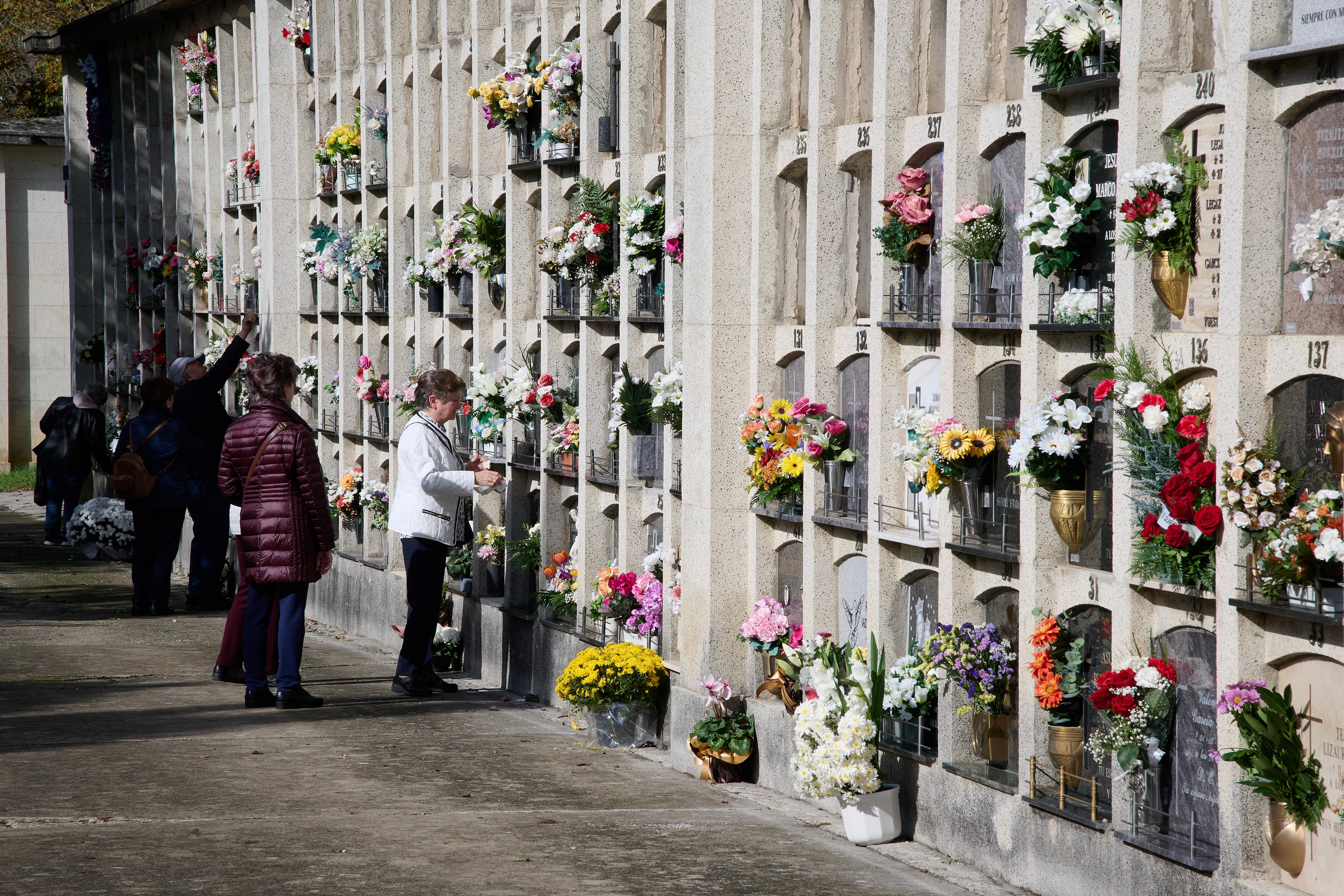 Cientos de personas acuden al cementerio el Día de Todos los Santos el año 2024.