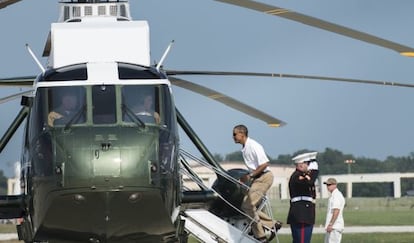 Obama sube al 'Marine One' para dirigirse a Camp David a celebrar su 51 aniversario.