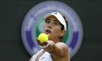 Muguruza se dispone a efectuar un servicio.