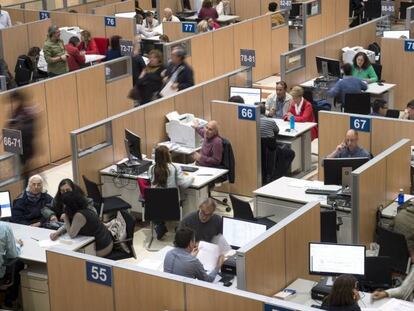 Empleados en una delegación de la Agencia Tributaria en Madrid.