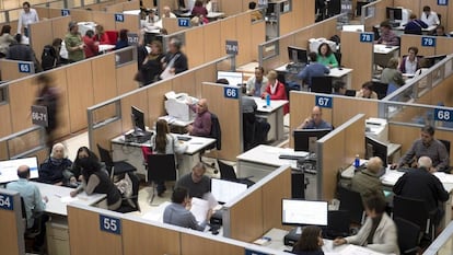 Empleados en una delegación de la Agencia Tributaria en Madrid.