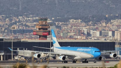 Un Airbus A340-313 a l&#039;aeroport del Prat.