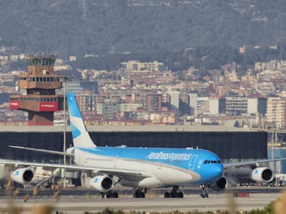 Un Airbus A340-313 a l&#039;aeroport del Prat.