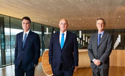 Jaime Guardiola, Josep Oliu y César González-Bueno.