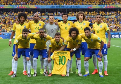 Os jogadores da seleção brasileira posam com a camisa de Neymar.