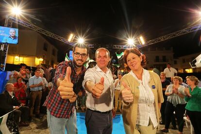 Foto tras el acto electoral de Zafra. Monago confía en su victoria electoral.