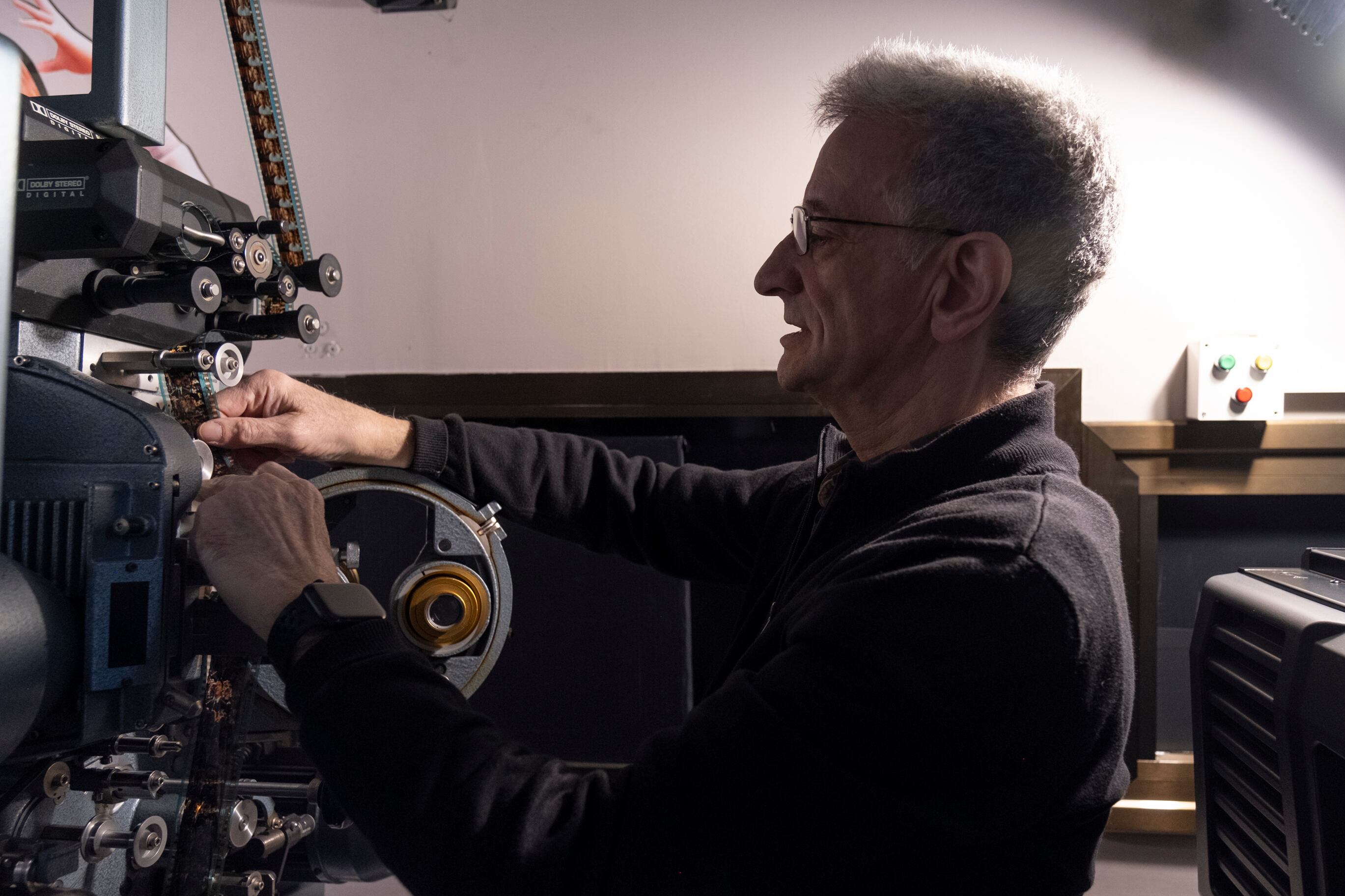 José Antonio Silva trabaja con una antigua máquina de proyección.