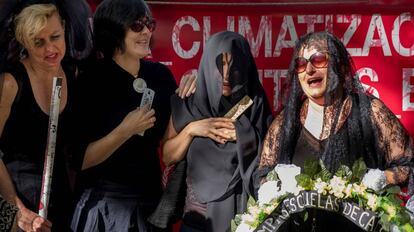 Madres de la plataforma Escuelas de Calor escenifican en Sevilla el entierro de la Ley de Bioclimatización de Centros. 