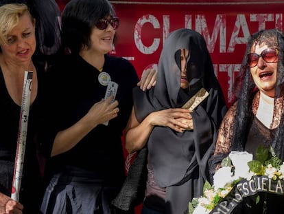 Madres de la plataforma Escuelas de Calor escenifican en Sevilla el entierro de la Ley de Bioclimatización de Centros. 