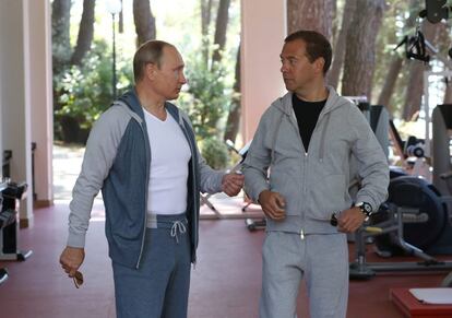 Putin y Medvédev entran en el gimnasio.