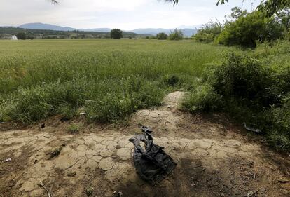 Un pantalón abandonado por un inmigrante en un camino rural en la zona fronteriza griego-macedonia.