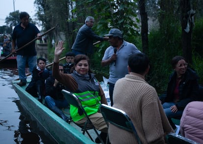 Clara Brugada jefa del Ejecutivo capitalino durante un recorrido por los puntos afectados por inundaciones en Xochimilco, en Ciudad de México. El 8 de octubre 2024. 