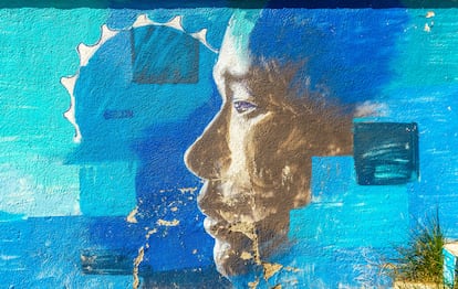 Mural en el barrio Realejo que representa el perfil de la cabeza de una persona joven.