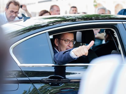 El presidente del PP, Alberto Núñez Feijóo, a su llegada a la presentación de las cabezas de lista al Congreso de los Diputados con los que concurrirá el 23J, frente al Palacio Real de Aranjuez (Madrid), este martes.