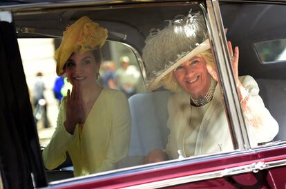 Camilla, duquesa de Cornualles saluda desde el coche en el que viajó con la Reina. 
