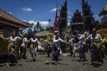 Fieles hindúes balineses realizan una ceremonia ritual dentro de las zonas declaradas de peligro en la aldea de Kabu.