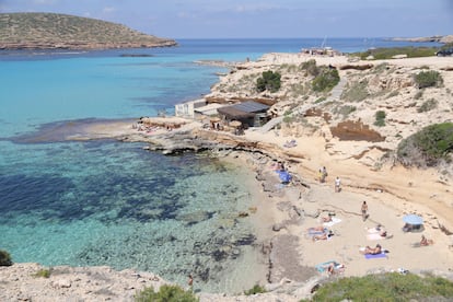 View of Cala Escondida in Ibiza, with the Cala Escondida beach bar in the background.