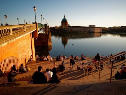 Cúpula de la Grave al atardecer, desde la escalinata de Saint-Pierre, junto al río Garona, en Toulouse.