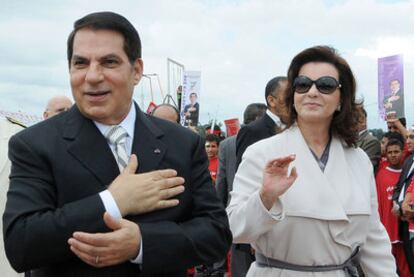 Zine el Abidine Ben Ali y su esposa, Leila, durante la campaña presidencial de 2009 en Túnez.