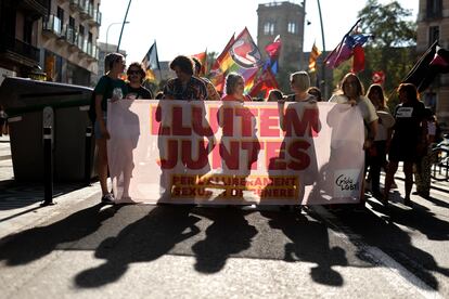 Varias personas en Barcelona antes del inicio de la marcha.